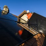 L'installation de panneaux solaires compte parmi les solutions destinées à accroître la souveraineté énergétique du canton de Vaud (illustration). KEYSTONE/JEAN-CHRISTOPHE BOTT